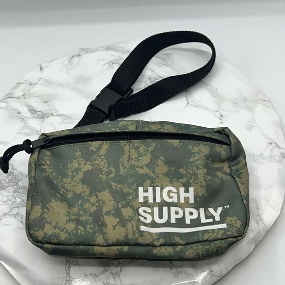 HIGH SUPPLY Cammo Belt Bag - Picture 1 of 4